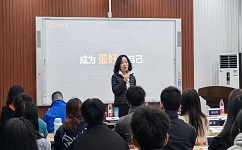 依斯倍班在重慶工商大學(xué)正式開課，依斯倍環(huán)保董事長常英發(fā)表主旨報(bào)告